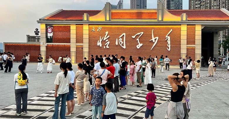 恰同學(xué)少年廣場人氣旺