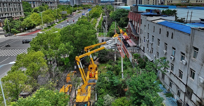 帶電作業(yè)戰(zhàn)高溫 迎峰度夏保供電